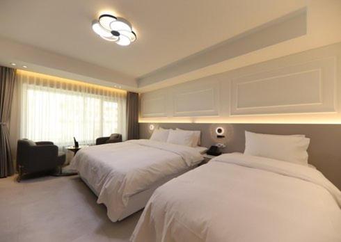 1 double bed, 1 twin bed