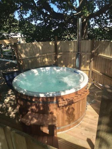 Bishy Barnabees country lodge with hot tub