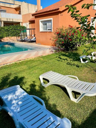 Chalet con piscina cerca playa