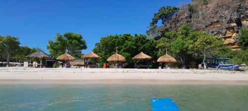 Ekas beach guesthouse and restaurant in Tanjung Ringgit