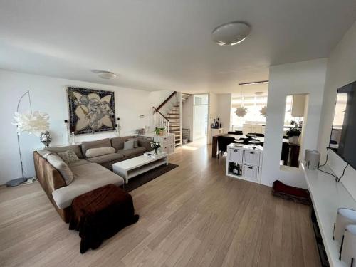  Cozy family-house near Amsterdam with 2 bedrooms, 1 bathroom and 3 wifi workstations in Uithoorn