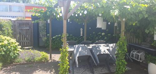  Cozy family-house near Amsterdam with 2 bedrooms, 1 bathroom and 3 wifi workstations in Uithoorn