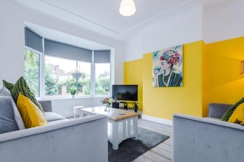 SPECIAL RATE FOR BOOKINGS MORE THAN 7 NIGHTS, WARM SPACIOUS CONTRACTOR HOUSE NEAR LIVERPOOL CITY CENTRE SLEEPS 8 kitchen & dining room, washing machine, Liverpool (photo 2)