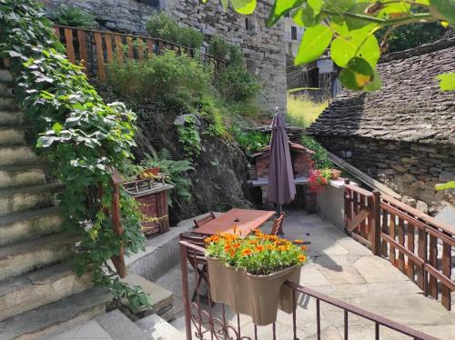 CASA DEL CIOS calda e intima casetta immersa nel verde delle montagne in Montescheno