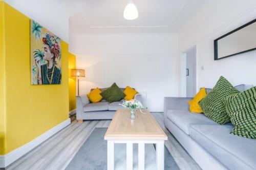 SPECIAL RATE FOR BOOKINGS MORE THAN 7 NIGHTS, WARM SPACIOUS CONTRACTOR HOUSE NEAR LIVERPOOL CITY CENTRE SLEEPS 8 kitchen & dining room, washing machine, Liverpool (photo 10)