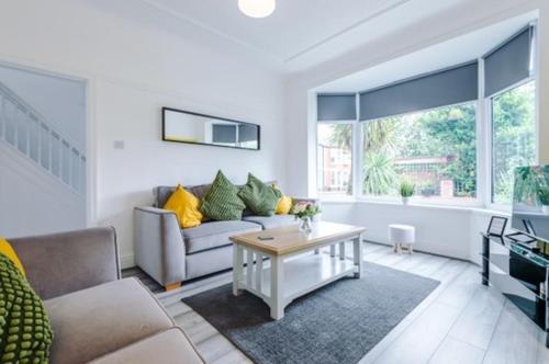 SPECIAL RATE FOR BOOKINGS MORE THAN 7 NIGHTS, WARM SPACIOUS CONTRACTOR HOUSE NEAR LIVERPOOL CITY CENTRE SLEEPS 8 kitchen & dining room, washing machine, Liverpool (photo 8)