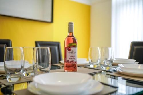 SPECIAL RATE FOR BOOKINGS MORE THAN 7 NIGHTS, WARM SPACIOUS CONTRACTOR HOUSE NEAR LIVERPOOL CITY CENTRE SLEEPS 8 kitchen & dining room, washing machine, Liverpool (photo 3)
