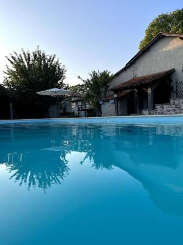 Cosy apartment with swimming pool near Aubeterre