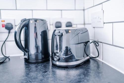 SPECIAL RATE FOR BOOKINGS MORE THAN 7 NIGHTS, WARM SPACIOUS CONTRACTOR HOUSE NEAR LIVERPOOL CITY CENTRE SLEEPS 8 kitchen & dining room, washing machine, Liverpool (photo 5)