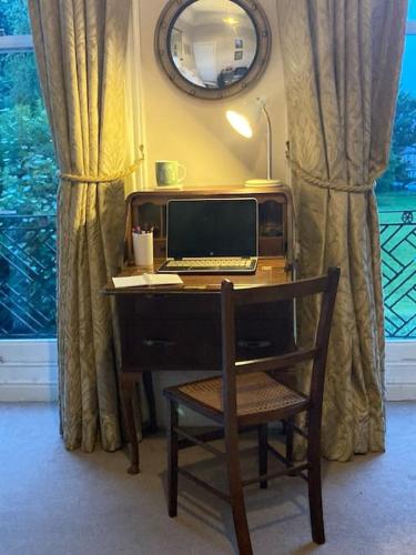 Beautiful Regency Crescent Apartment in Idyllic Location, Bath (photo 6)