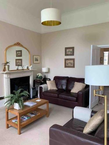 Beautiful Regency Crescent Apartment in Idyllic Location, Bath (photo 4)