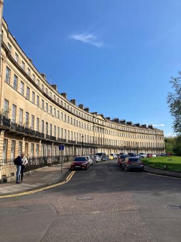 Beautiful Regency Crescent Apartment in Idyllic Location, Bath (photo 2)