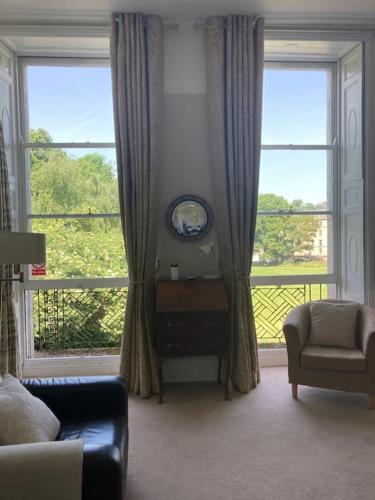 Beautiful Regency Crescent Apartment in Idyllic Location, Bath (photo 3)