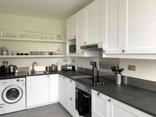 Beautiful Regency Crescent Apartment in Idyllic Location, Bath (photo 10)