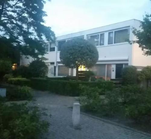  Cozy family-house near Amsterdam with 2 bedrooms, 1 bathroom and 3 wifi workstations in Uithoorn