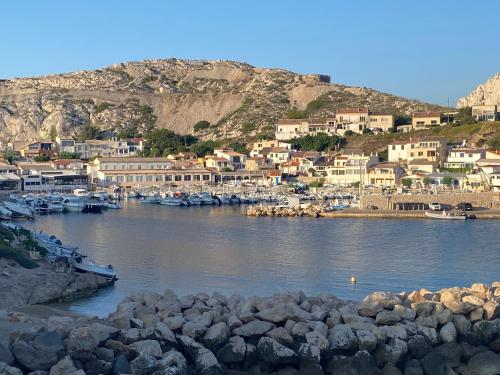 Au cœur du Parc National du Massif des Calanques, la Flibuste des Goudes, Maison 2 chambres, climatisée, jardins, solarium, proche plage, large vue mer - Location saisonnière - Marseille