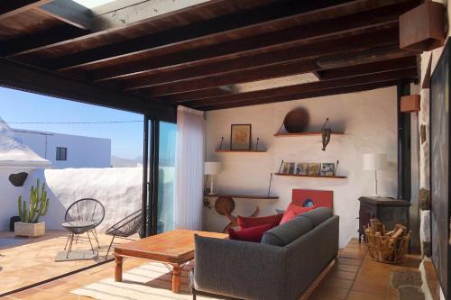 Casa Lupe. Art-inspired courtyard house in Teguise