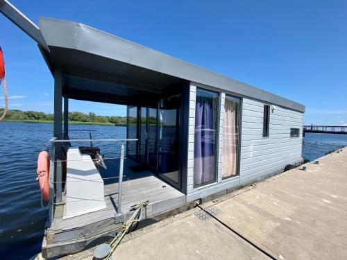 Floating Houseboat Morgan I