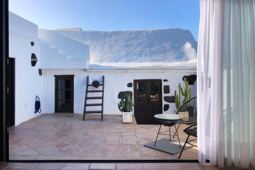 Fasiliti, Casa Lupe. Art-inspired courtyard house in Teguise in Teguise