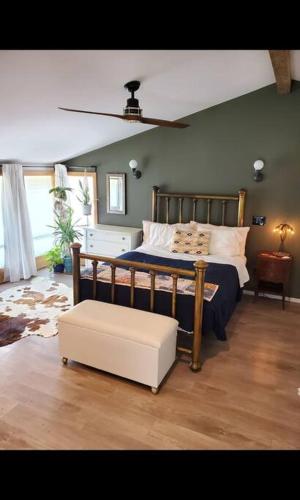 Bright Artsy 2be/2ba home + lake nearby, sleeps 6 & pets ok! in Cottonwood Shores, USA