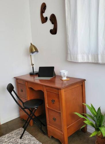 Bright Artsy 2be/2ba home + lake nearby, sleeps 6 & pets ok! in Cottonwood Shores, USA