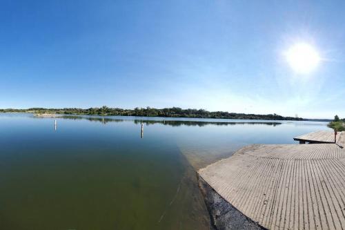 Bright Artsy 2be/2ba home + lake nearby, sleeps 6 & pets ok! in Cottonwood Shores, USA
