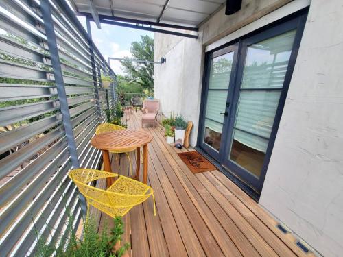 Bright Artsy 2be/2ba home + lake nearby, sleeps 6 & pets ok! in Cottonwood Shores, USA