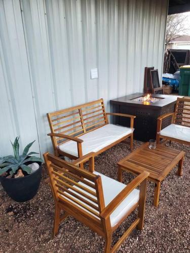 Bright Artsy 2be/2ba home + lake nearby, sleeps 6 & pets ok! in Cottonwood Shores, USA