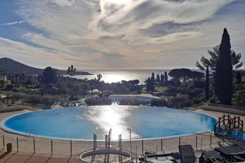 P2 VILLAGE CLUB CAP ESTEREL Vue Golf et Mer, Piscine Chauffée, Saint-Raphael