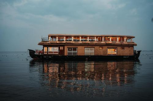 Premium Room Full Time A/C room in Venice Premium Houseboats Alleppey