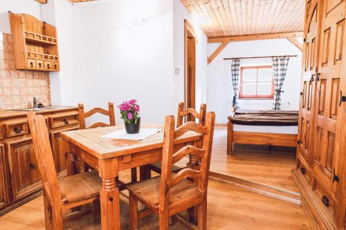 1 double bed, 1 twin bed