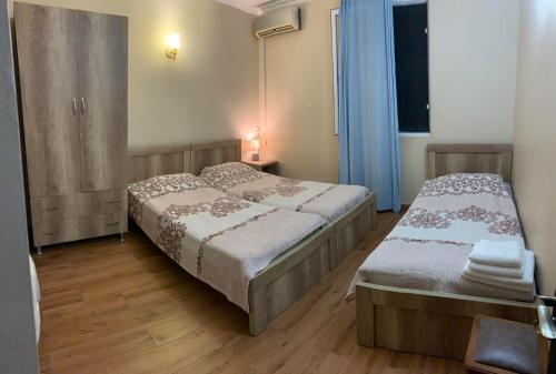 3 twin beds