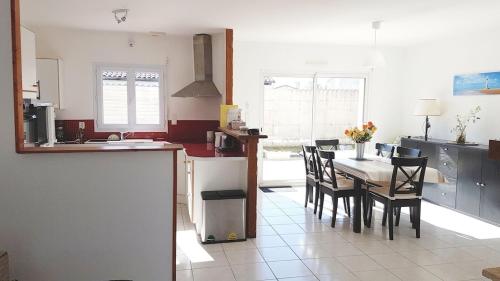 HOUSE CLOSE TO ROYAN AND SEASIDE, GROUND FLOOR, QUIET AND COMFORTABLE