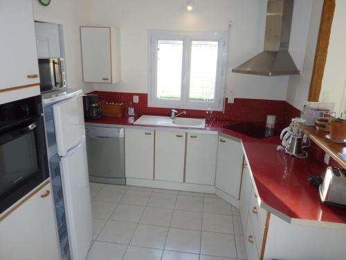 HOUSE CLOSE TO ROYAN AND SEASIDE, GROUND FLOOR, QUIET AND COMFORTABLE