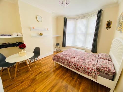 Entire 4 bedroom House - EV POINT & FREE PARKING, Liverpool (photo 10)