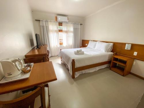 1 queen bed, 2 twin beds