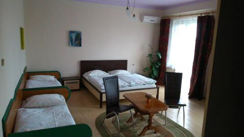 2 bedrooms, 6 beds
