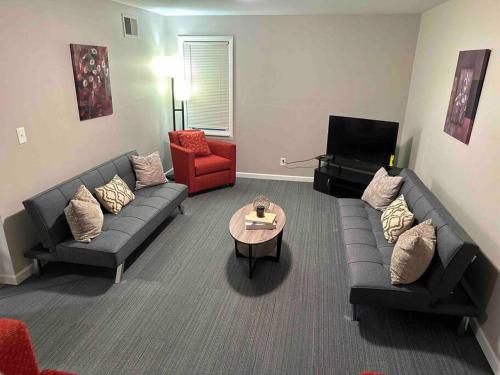 Newly renovated cozy king DTW airport whole house