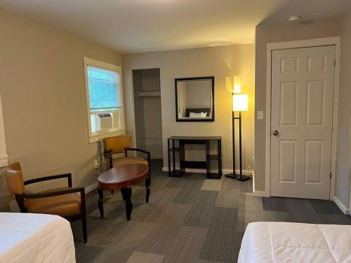 Newly renovated cozy king DTW airport whole house