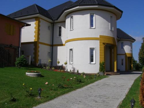 Sissepääs, Penzion Rekrea in Levice