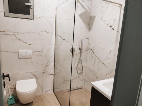 Petros rooms – Himarë, CA