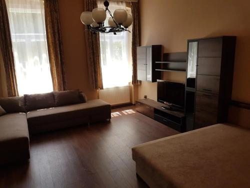 Stylish historic flat for 4 in heart of OldBuda, Budapest (photo 9)