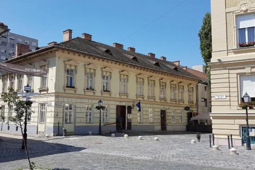 Stylish historic flat for 4 in heart of OldBuda, Budapest