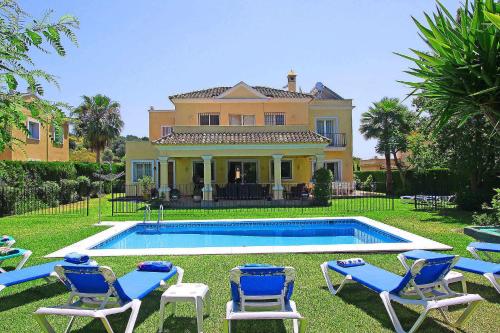 Úszómedence, 1106 Marbella Large Family Villa in Bel-Air
