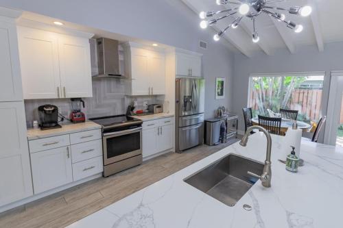 Spacious Fort Lauderdale HEATED Pool House Grill and Beach 2.9 miles - image 3