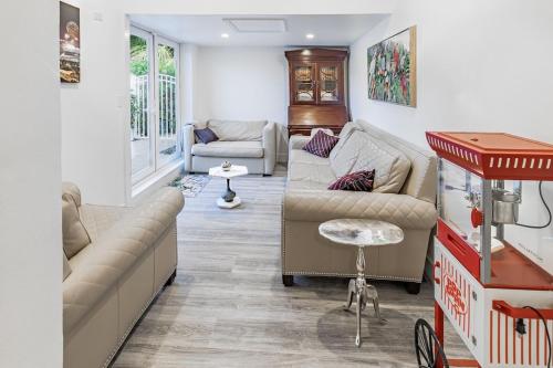 Spacious Fort Lauderdale HEATED Pool House Grill and Beach 2.9 miles - image 2