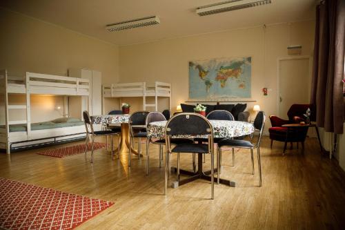 2 twin beds, 6 bunk beds