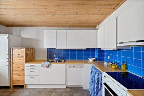 Kitchen, Cozy Scandinavian apartment central in Oslo - free parking and close to many amenities in Alna