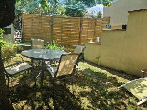 Appartement indépendant dans maison avec jardinet, au calme