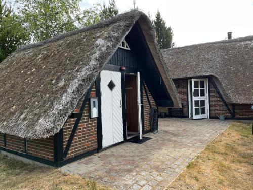  Stråtækt sommerhus tæt på skoven in Nørre Nebel